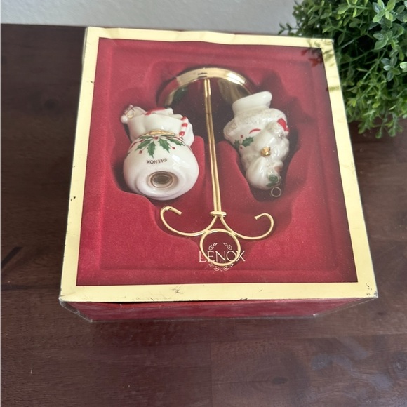 LENOX "HOLIDAY" SANTA AND TOYS SALT AND PEPPER SHAKER SET WITH STAND - Picture 4 of 4